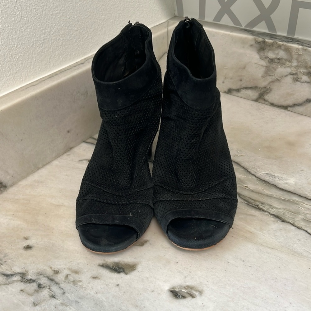Vince Camuto Cosima Ankle Bootie Peep Toe Perforated Leather Women’s 6 1/2 Black